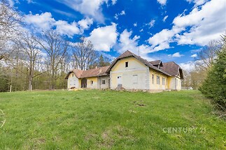 Rodinný dům na venkově s velkou zahradou, částečně zrenovovaný dům s novou střechou, potenciál pro moderní rekonstrukci.