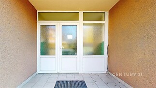 Vstupní hala s bílými dveřmi a skleněnými panely, dlažbou a neutrálními barvami zdi, částečně zastíněné sklo pro větší soukromí