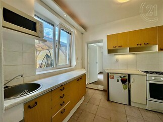 kuchyně s dřez, backsplash, mikrovlnná trouba, sporák, a přirozené světlo