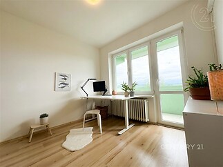 kancelář s radiátor, televize, dřevěná podlaha, a přirozené světlo