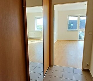 hala-chodba s kachličková podlaha, přirozené světlo, a dřevěná podlaha