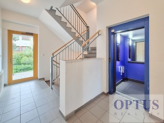house-hallwayb.jpg