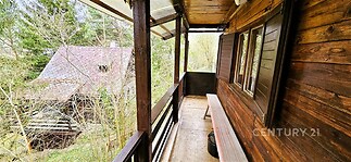 Krytá dřevěná terasa s výhledem na zahradu, obložení z dřeva, výborný stav poskytuje klidné místo pro relaxaci