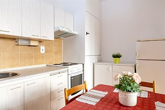 Kompaktní retro kuchyň, světlá pracovní deska, elektrický sporák, interiér s příjemnou atmosférou, původní stav.