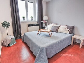 Prostorná ložnice, parketová podlaha, velká okna, moderní styl, světlá a útulná atmosféra vhodná k relaxaci.