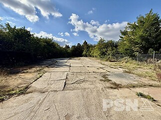 Uzavřený komerční areál k pronájmu