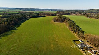 Rozlehlý pozemek u lesa s krásným výhledem, ideální pro stavbu rodinného domu. Klidná lokalita, možnosti pro rekreaci, obklopen přírodou.
