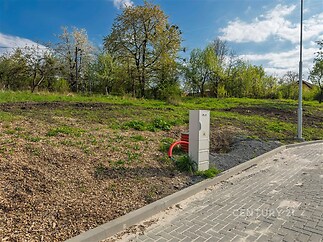Prázdný stavební pozemek s dlažbou v klidné lokalitě, připravený k výstavbě. Pozemek je slunný s dostupností inženýrských sítí.