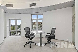 Kancelář s výhledem na Vltavu a Pražský hrad v ikonickém Tančícím domě