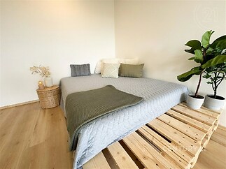 pokoj / ložnice s dřevěná podlaha