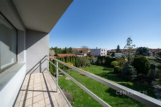 Balkon s výhledem na zahradu, moderní zábradlí, dlažba, světlé venkovní prostory, klidná lokalita, ideální pro relaxaci