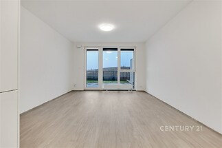 Obývací pokoj s kuchyňským koutem.