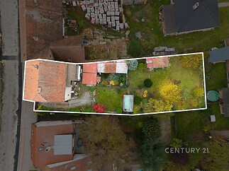 Zahrada s trávníkem a vzrostlými stromy, oplocená, v klidné lokalitě, s možností výstavby, ideální pro rodinný život na venkově.