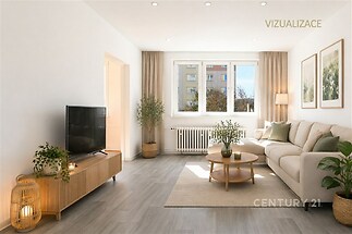 Světlý obývací pokoj s moderní dekorací, dřevěnou podlahou a velkými okny, nabízí útulný a prostorný prostor v rekonstruovaném bytě.