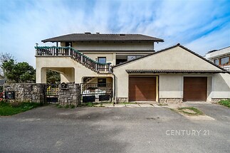 Pohled na dům z ulice