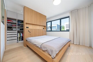 Master ložnice s výstupem na terásku a šatnou