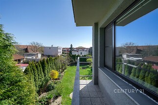 Balkon s výhledem na zahradu, moderní povrchová úprava, kvalitní zábradlí, nabízí klidné prostředí s přístupem k venkovnímu prostoru.