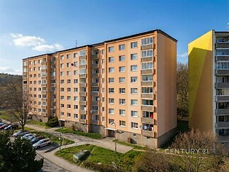 Činžovní dům s moderní fasádou a rekonstruovanými balkony, nachází se v klidné lokalitě s dobrou dostupností.