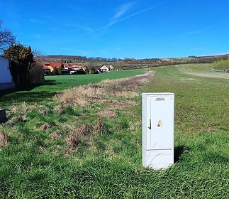 zahrada s trávník a venkovský pohled