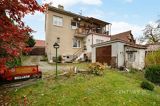 Dvoupatrový rodinný dům s terasou, zahradou a garáží, částečně rekonstruovaný, nacházející se v klidné rezidenční čtvrti.