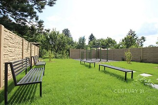 zahrada s plot, trávník, a pohled na lesy