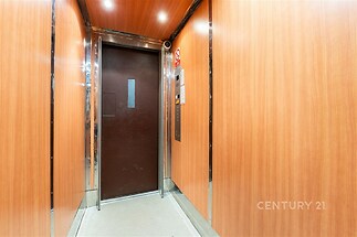 Moderní výtah s dřevěnými panely a nerezovými prvky, nabízí rekonstrukci s pohodlným vstupem do renovovaného domu.