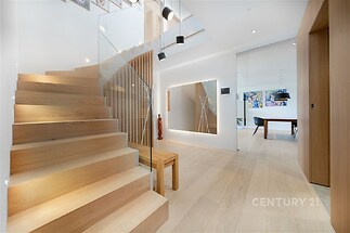 Podsvětlené centrální schodiště