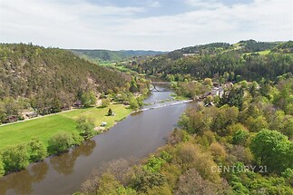 výhled na vodu s výhled na vodu a pohled na lesy