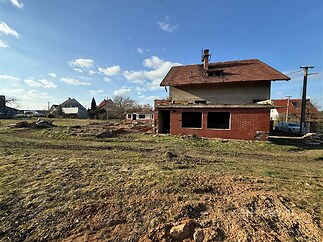 Na pozemku se nechází dům s vydaným demoličním výměrem