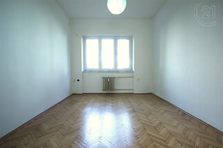Pokoj 2 s okny na západ.