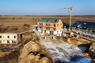 Rozestavěný rodinný dům na okraji nově vznikající rezidenční čtvrti, cihlová fasáda, moderní architektura, potenciál pro úpravy dle přání majitele.