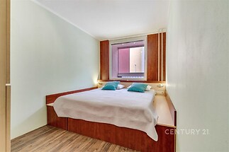 Ložnice s vestavěnou postelí na zakázku.