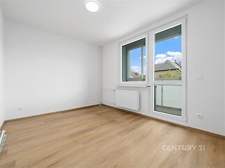Světlý obývací pokoj, parketová podlaha, velká okna, moderní styl, perfektní stav pro nového majitele, ideální pro rodinný dům nebo byt