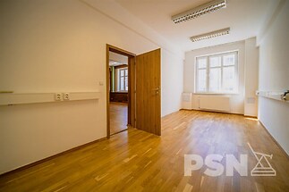 Kanceláře 20m2 až 120m2 s možností parkování v centru Hradce Králové
