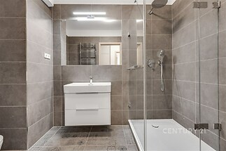 Koupelna se sprchovým koutem a závěsným wc.