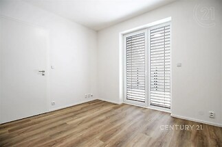 prázdná místnost s přirozené světlo a dřevěná podlaha