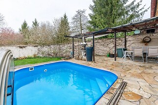 Venkovní terasa s bazénem, dlažba a pergola, ideální pro relaxaci a zábavu, soukromí zajištěno zdí a zelení