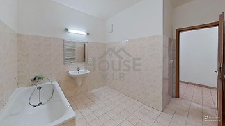 9-Jerabinova-Bathroom-Defurnished