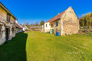 Velký zahradní pozemek s kamenným domem, starší stavba, zatravněná plocha, klidná venkovská lokalita, možnost rekonstrukce.