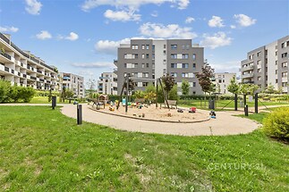 Velké dětské hřiště ve vnitrobloku, který je přístupný pouze rezidentům