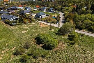 Pozemek ve vilové čtvrti se stavebním potenciálem, obklopený zelení a klidným prostředím, ideální pro výstavbu rodinného domu.