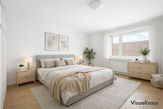 Prostorná ložnice s moderním designem, světlá parketová podlaha, velká okna, vestavěné skříně, minimalistický styl.