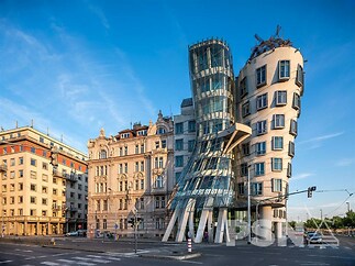 Kancelář s výhledem na Vltavu a Pražský hrad v ikonickém Tančícím domě