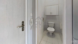 iSVzqVtfXA9-Bathroom