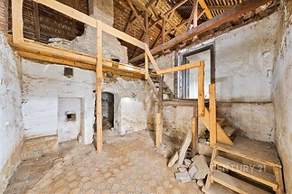 Podkrovní prostor se starou dřevěnou konstrukcí, původní dlažba, nedokončená rekonstrukce. Vhodné pro přestavbu.