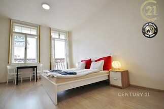 pokoj / ložnice s přirozené světlo a dřevěná podlaha