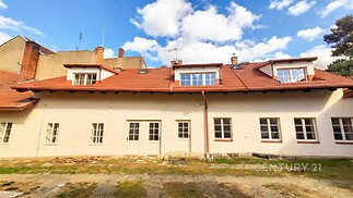 Jednopatrový dům s červenou střechou a několika mansardovými okny, bílá fasáda, dvojité dveře, rekonstruovaný, klidná lokalita
