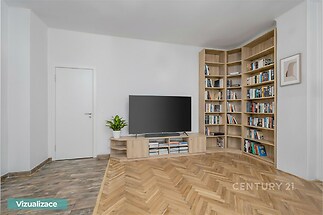 Světlý obývací pokoj s parketovou podlahou, moderní vestavěnou knihovnou a velkou televizí, ideální pro relaxaci.