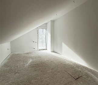 Podkrovní místnost s velkými okny, světlý interiér, moderní styl, příprava na podlahovou krytinu, kvalitní zpracování.