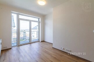 prázdná místnost s dřevěná podlaha a přirozené světlo